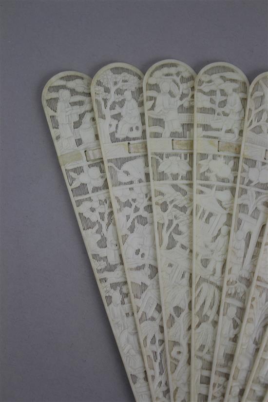 A Chinese export ivory brise fan, 19th century, 19cm, lacking guards